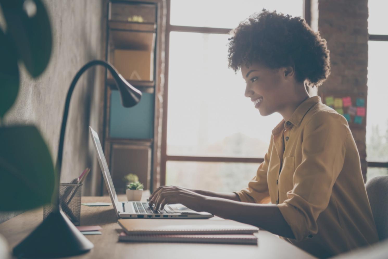 Ambiente de trabalho organizado com materiais de planeamento